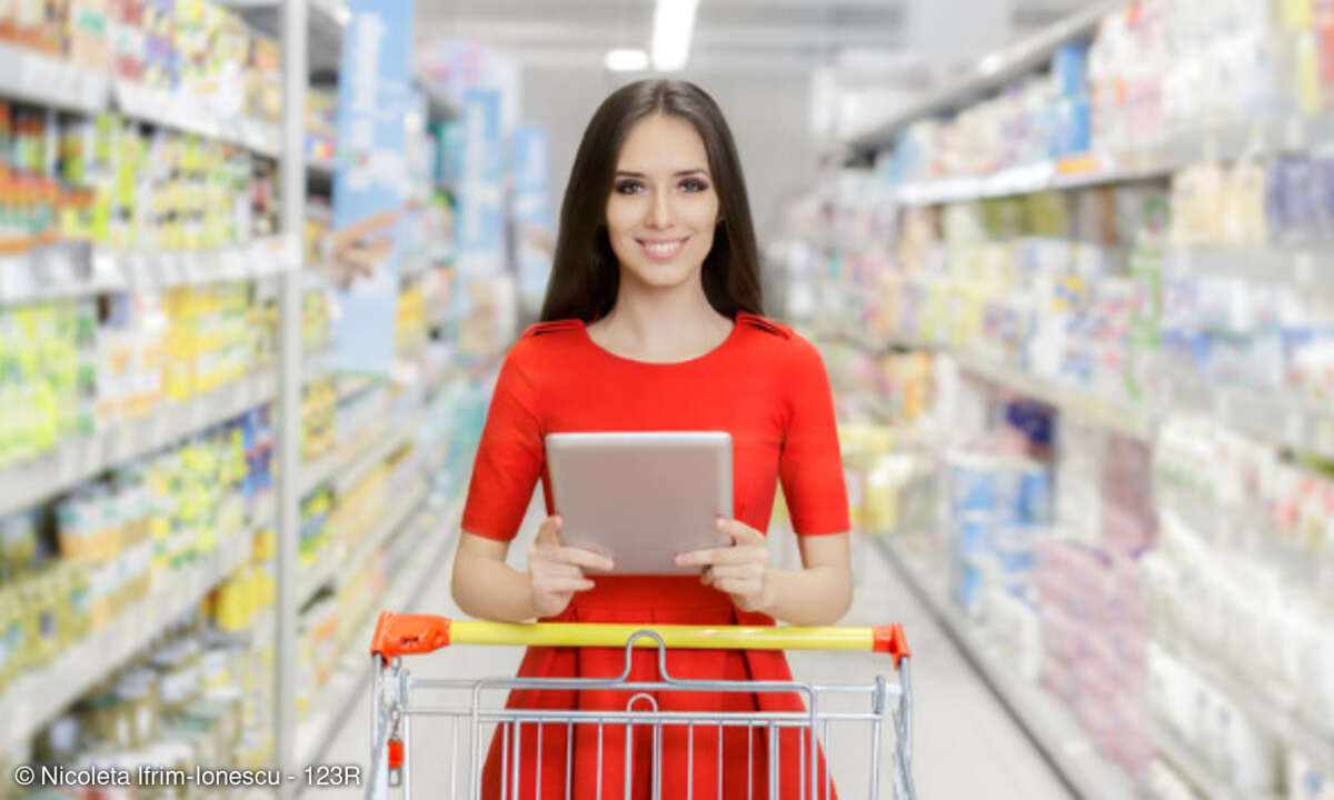 Frau einkaufen Tablet