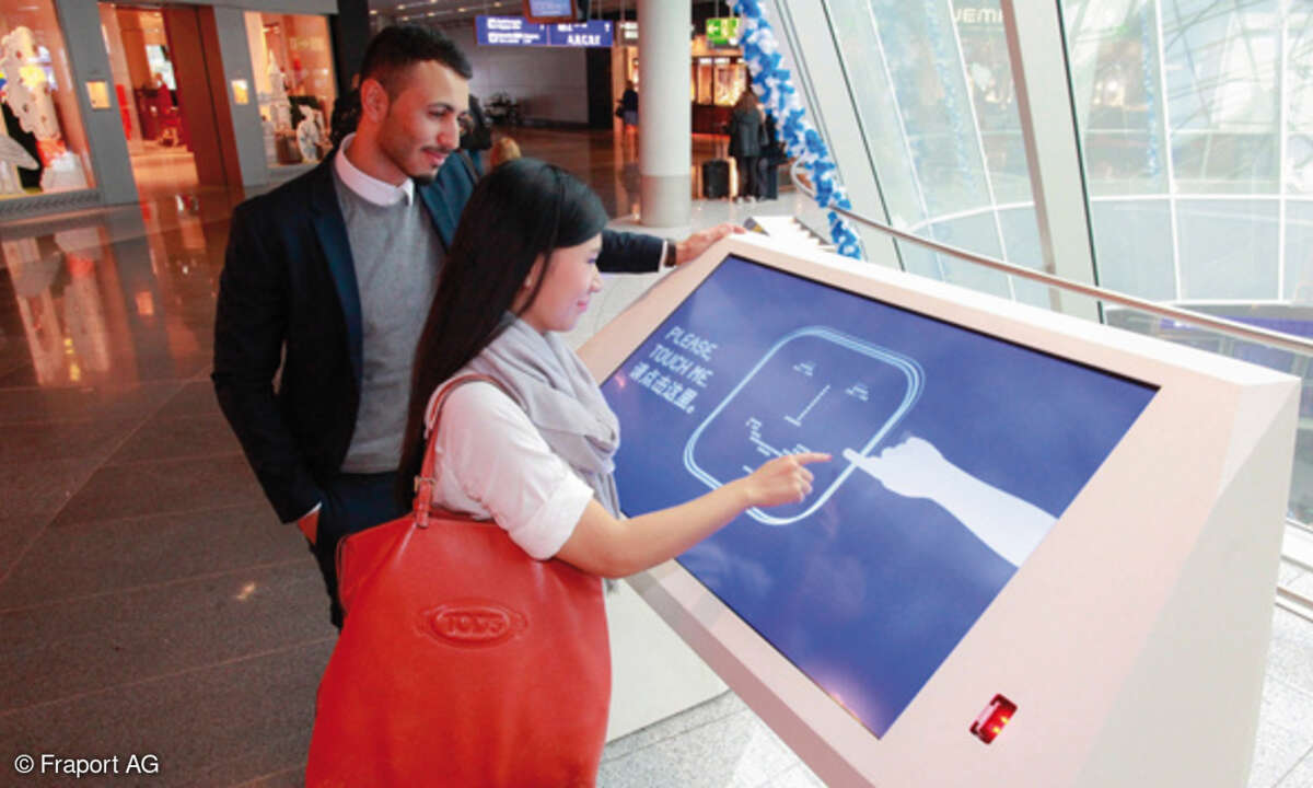 Interactive Airport Desks führen Besucher durch den Flughafen