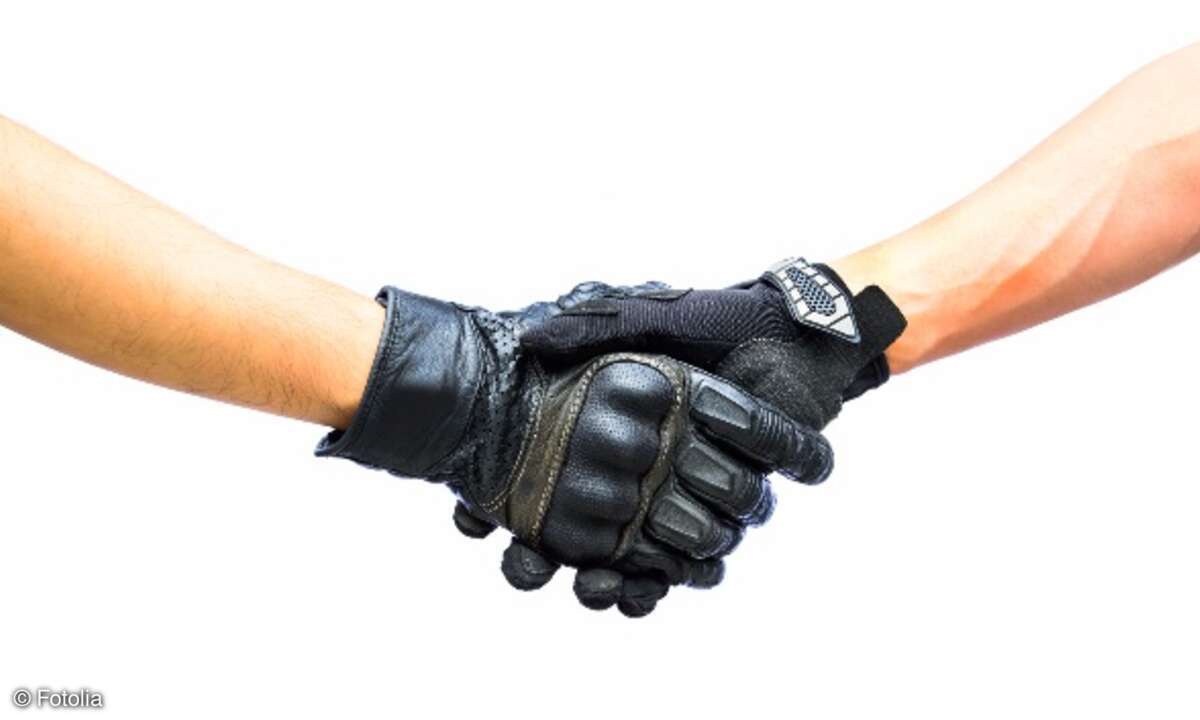 Hände mit Arbeitshandschuhen