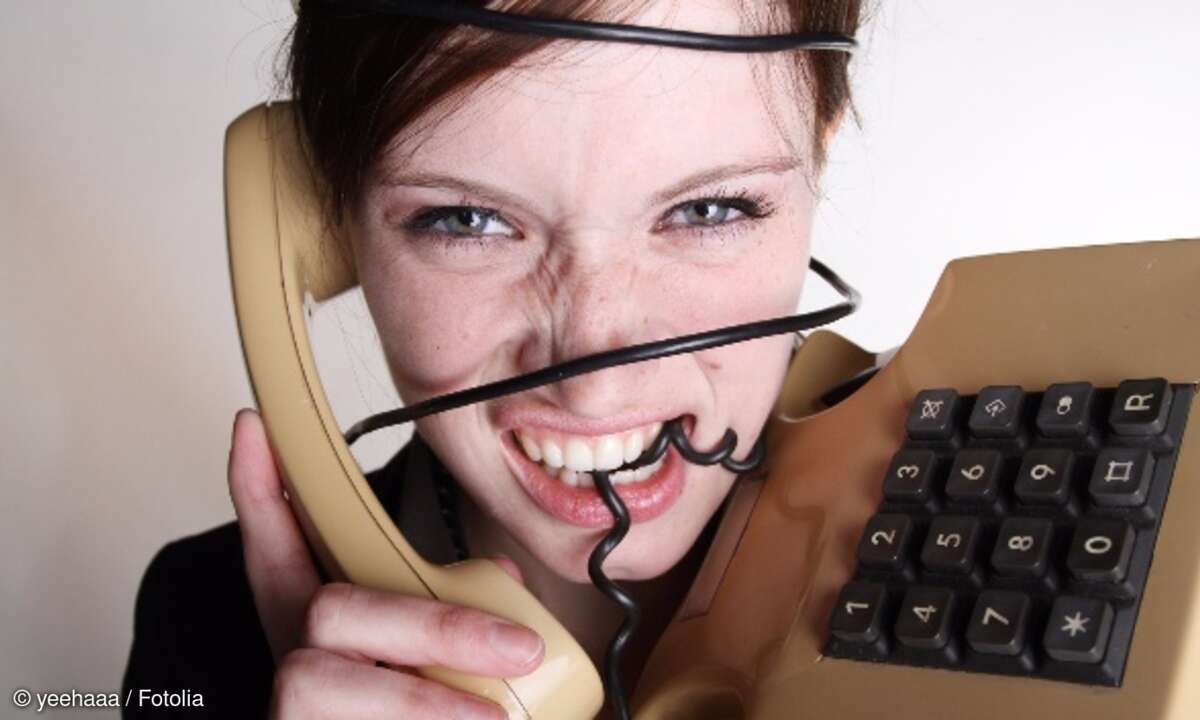 Frau mit Telefonhörer