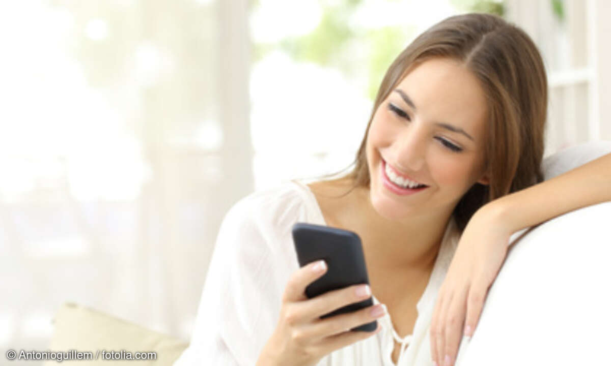 Lächelnde Frau mit Smartphone