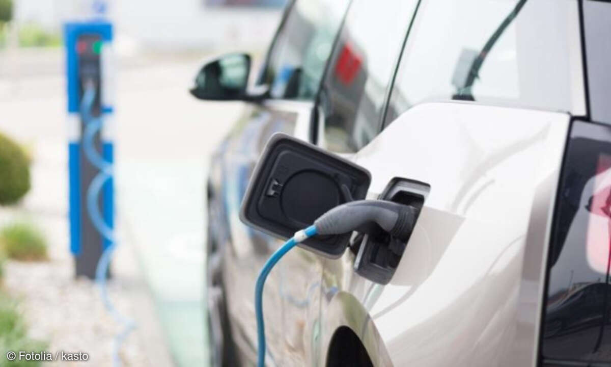 Elektroauto wird aufgeladen