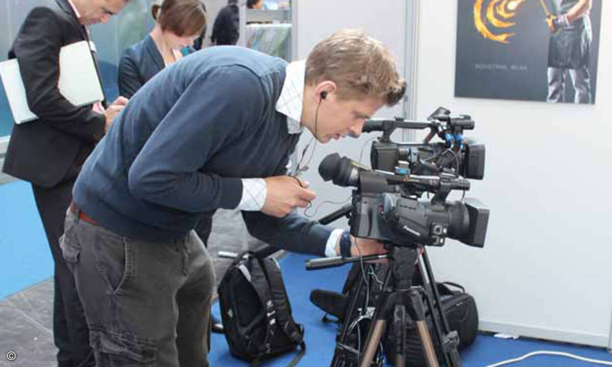 Profi bei der Arbeit: Micheal Schneidawind (WEKA FACHMEDIEN) bannt die Interviews der funkschau-Redakteure auf Film.
