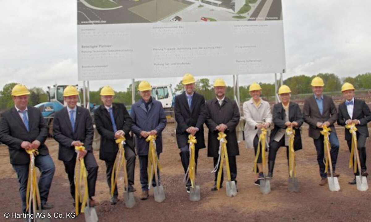 Beim offiziellen Spatenstich packten Mario Lange, Betriebsratsvorsitzender Harting Logistics; Andreas Conrad, Vorstand Operations;  Dr. Michael Pütz, Vorstand Personal, Werksanlagen und Recht; Dietmar Harting, Vorstand; Philip Harting, Vorstandsvorsi