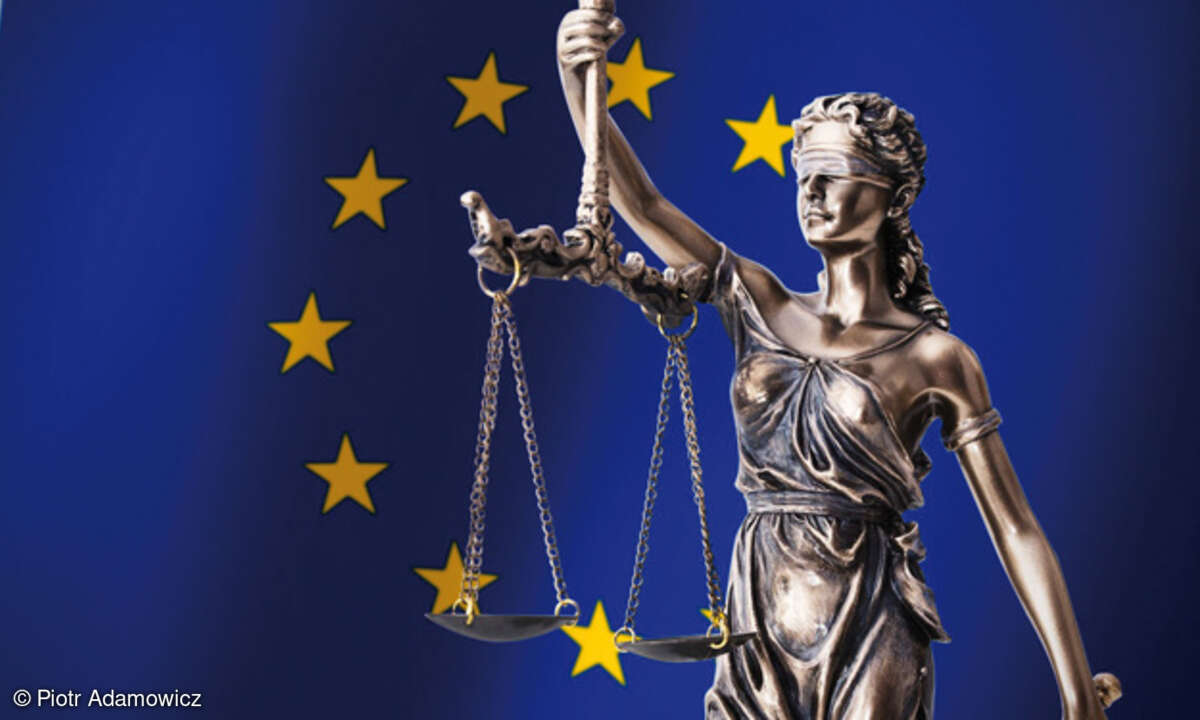 Justitia vor Europaflagge