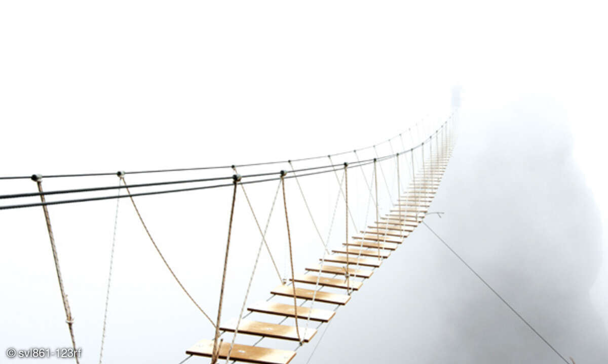 Hängebrücke im Nebel