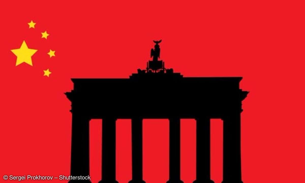 Brandenburger Tor als Hintergrund der China-Flagge