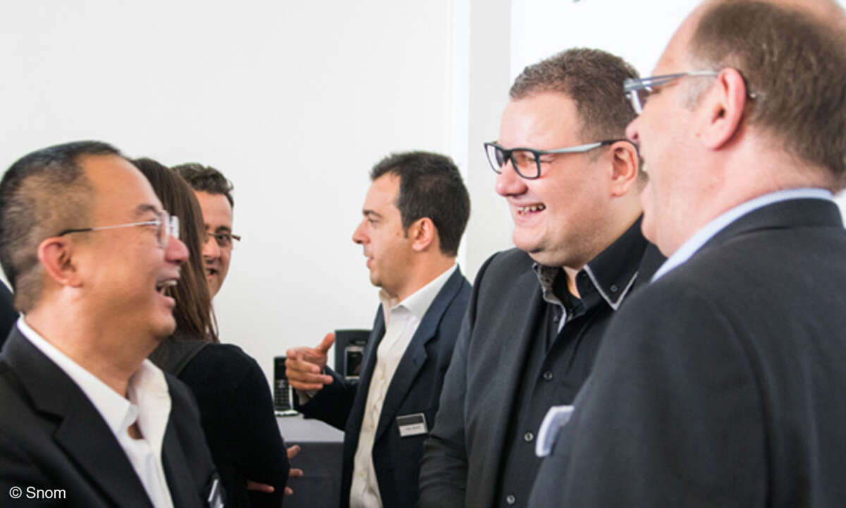 C.H. Tong (VTech), (im Hintergrund) Fabio Albanini (Snom), Armin Liedtke (Snom) & Matthias Schipper (NFON)