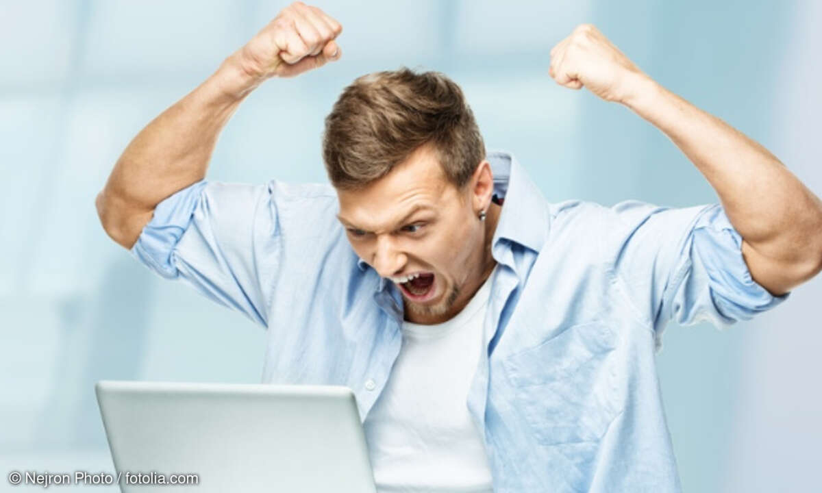 Mann wütend vor Laptop