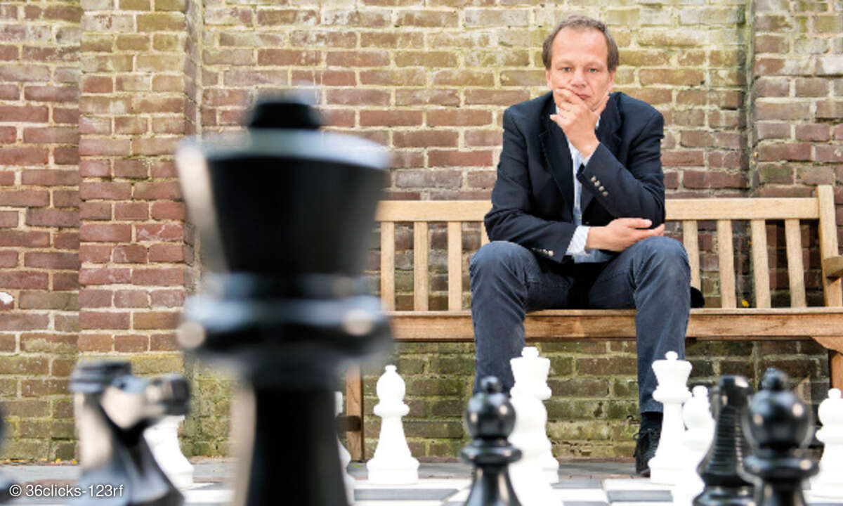 Schach Mann denkend