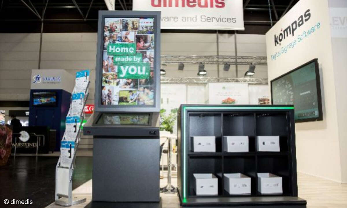 Nahtlose Integration von interaktivem Digital Signage mit einer modernen Produktpräsentation im Regal.