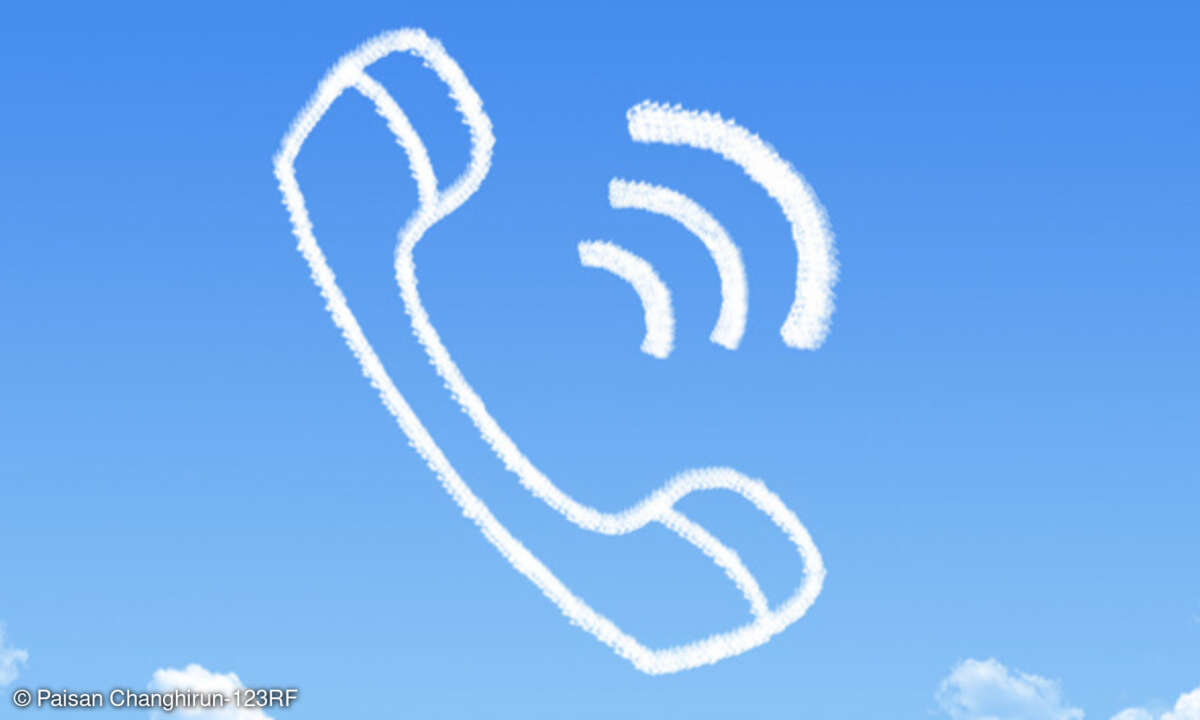 Telefon am Himmel in Wolkenform