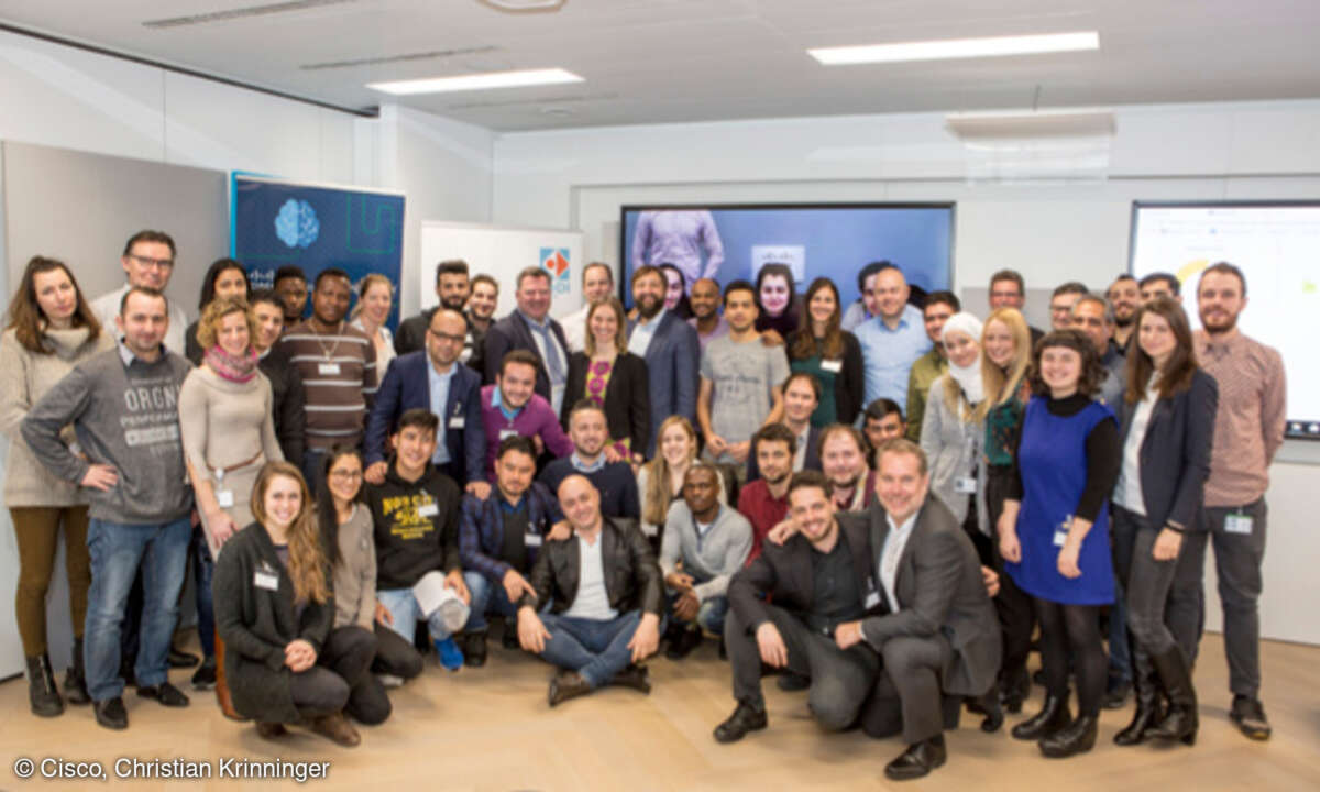 Gruppenfoto bei Eröffnung der Redi-Schule in München