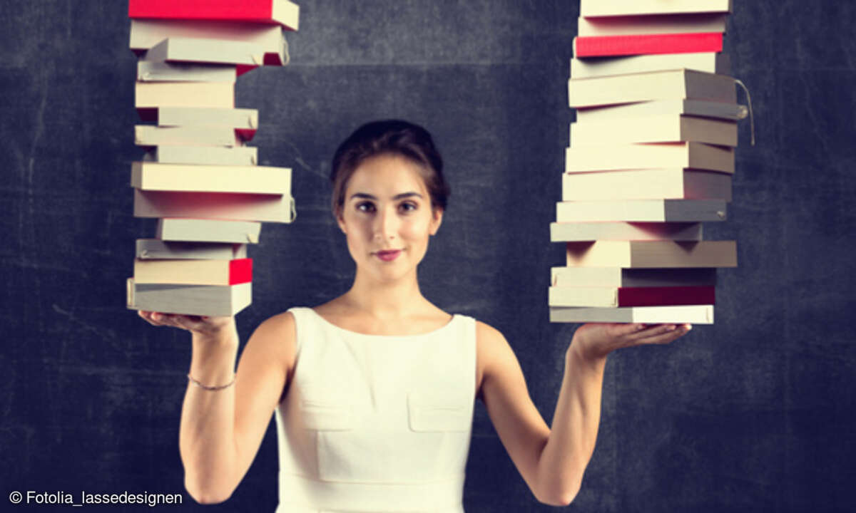 Frau mit Büchern auf beiden Händen