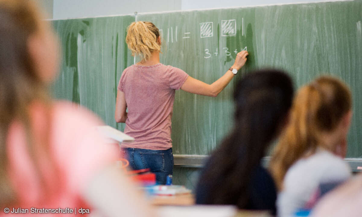 Lehrerin unterrichtet in einer Klasse