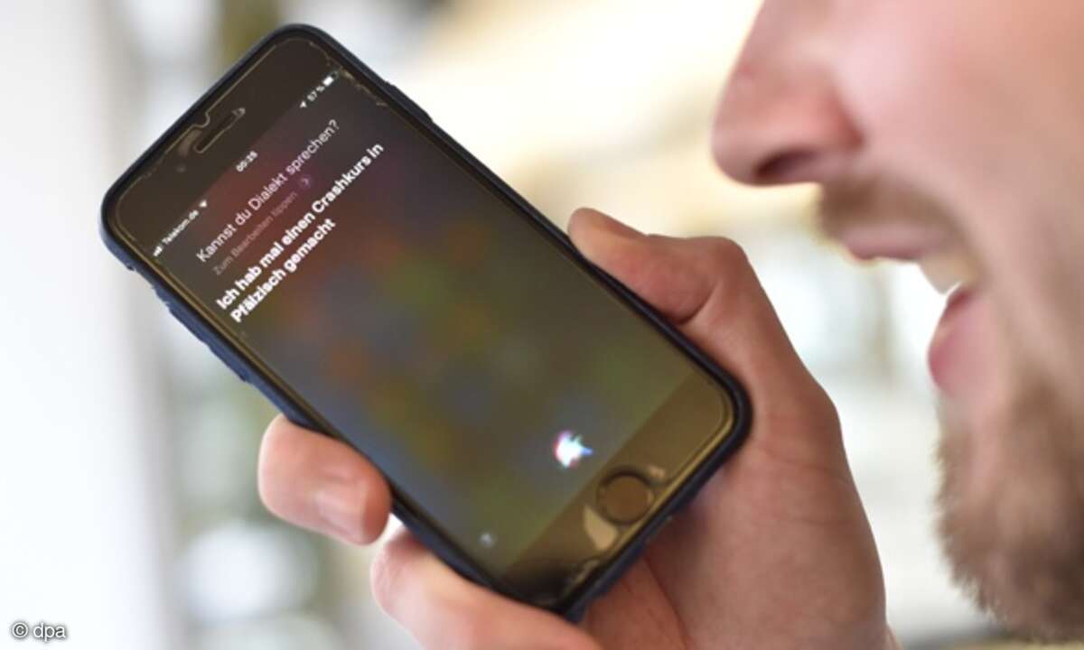 Mann nutzt Spracherkennungssoftware Siri auf seinem Smartphone