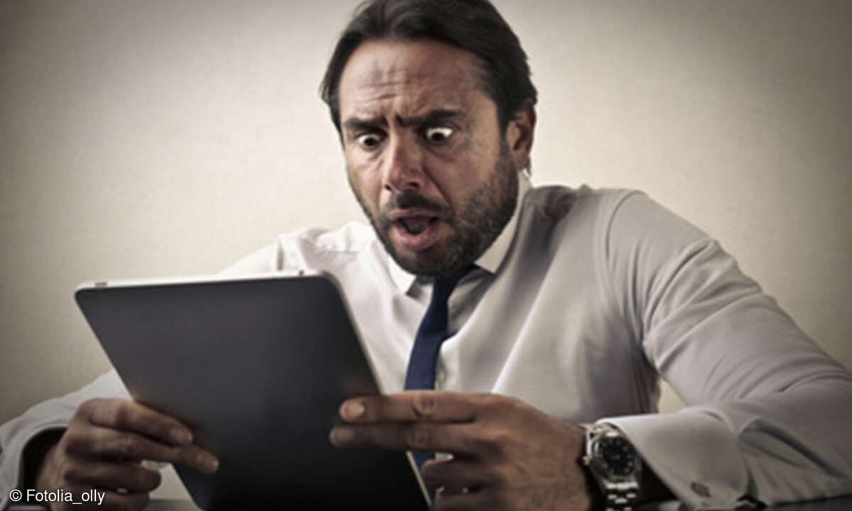 Erschrockener Mann am Tablet
