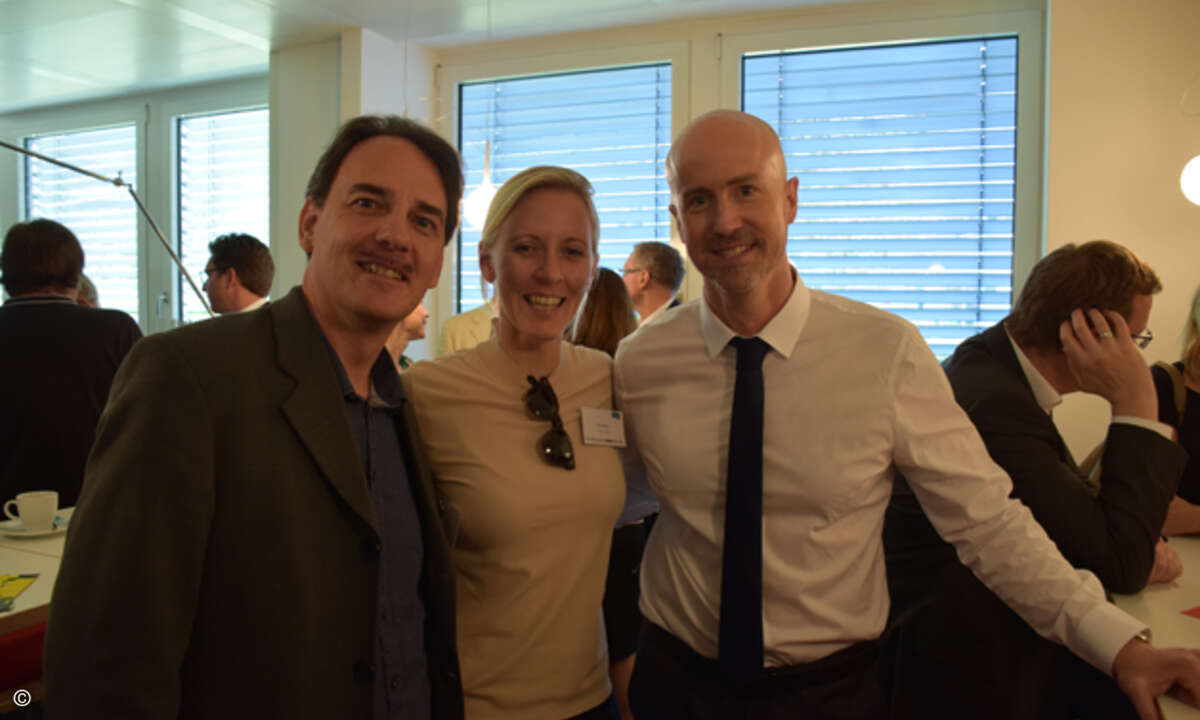 Alena Barnes zwischen Hermann Rogge (Itancia) und Matthäus Hose (Verlagsleiter WEKA FACHMEDIEN)