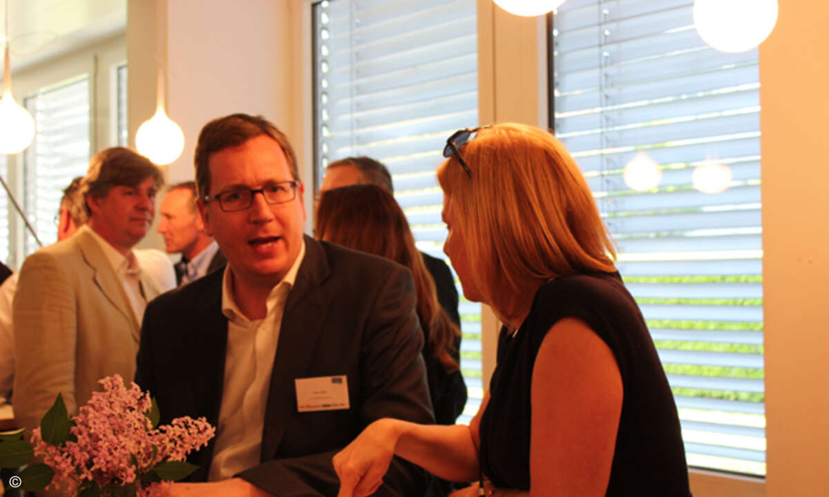 Anton Maier (Kahtrein Werka) in angeregter Disskuin mit Lisa Davidian (Jabra)