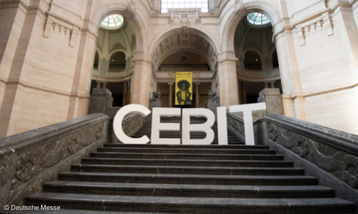 Cebit-Schriftzug auf Stufen