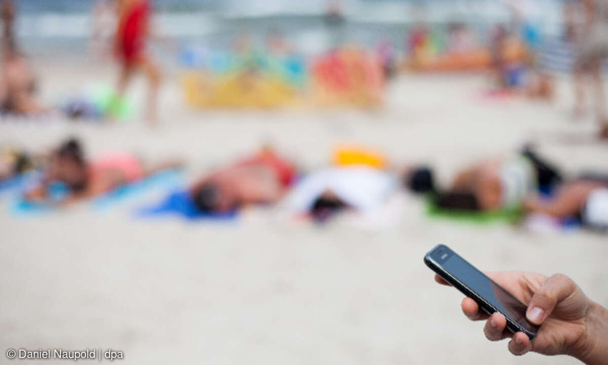Ein Mobiltelefon am Strand