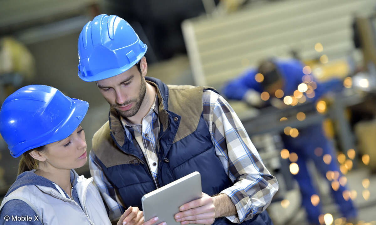 Servicetechniker in Fabrik mit Tablet