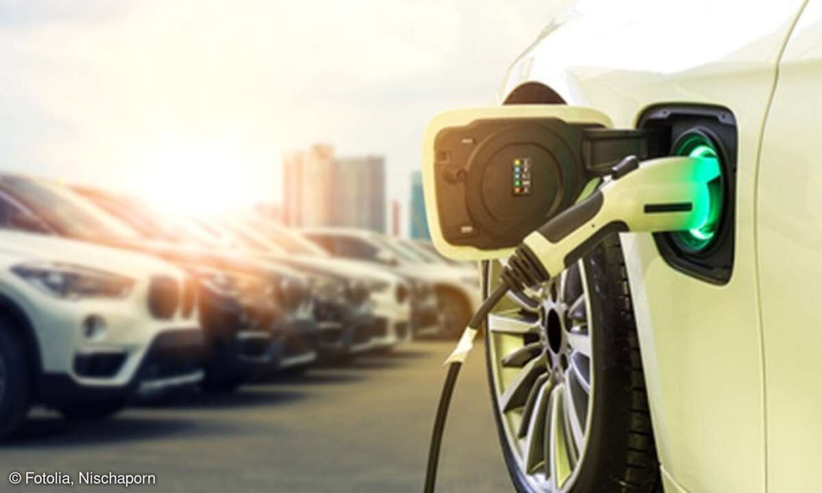 Elektroauto beim Aufladen, Fotolia, Nischaporn