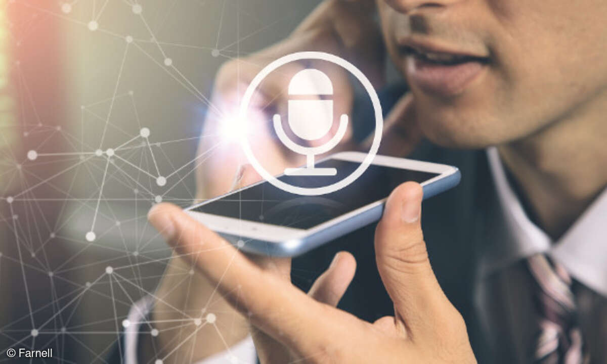 Mann nutzt Spracherkennung seines Smartphones.