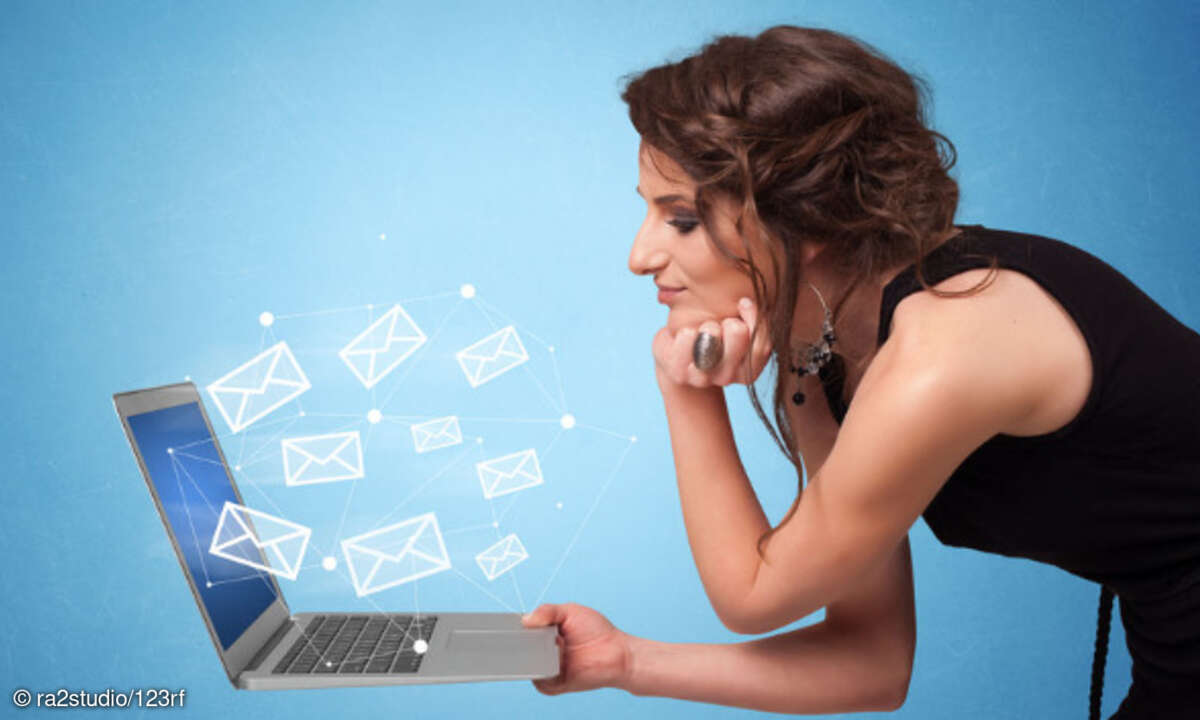 Frau am Laptopn E-Mail