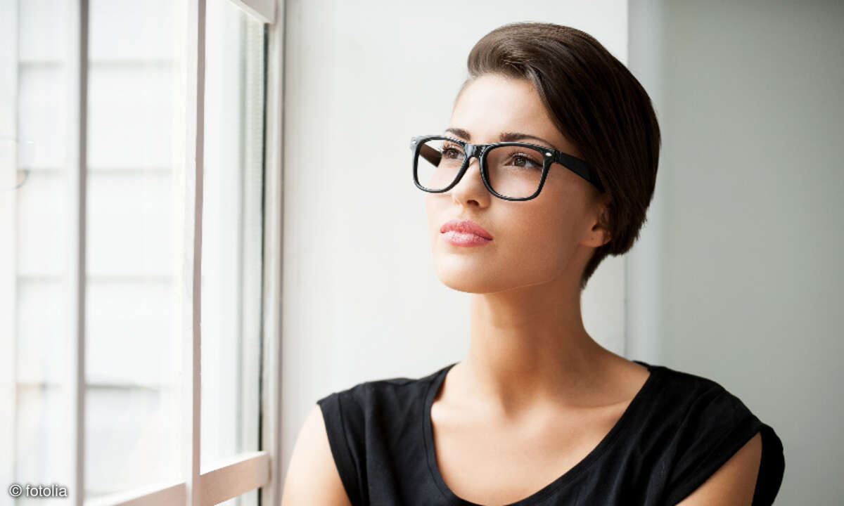 Frau mit Brille nachdenklich