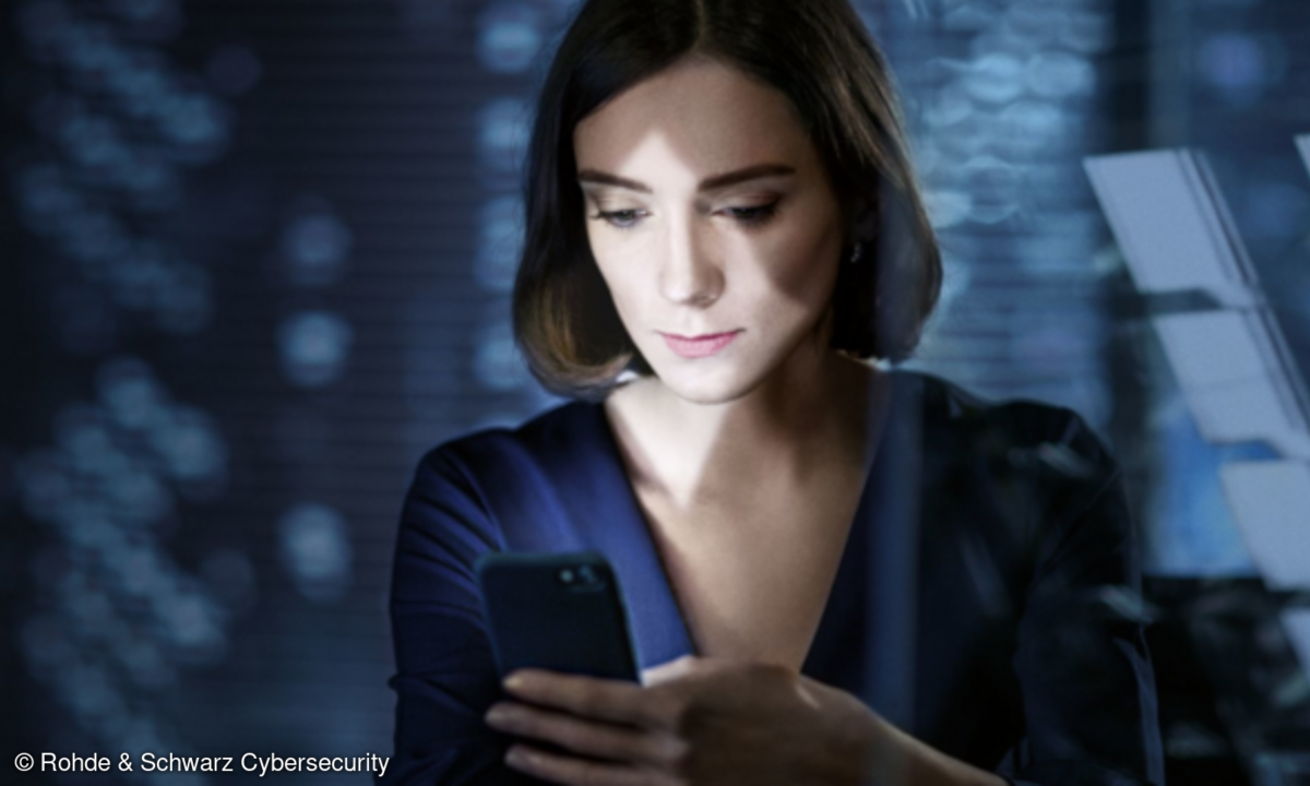 Frau schaut auf das Display ihres Smartphones.