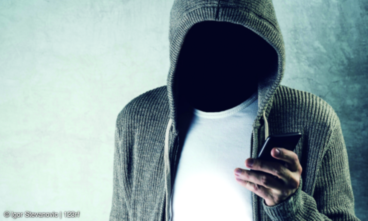 Hacker mit Smartphone