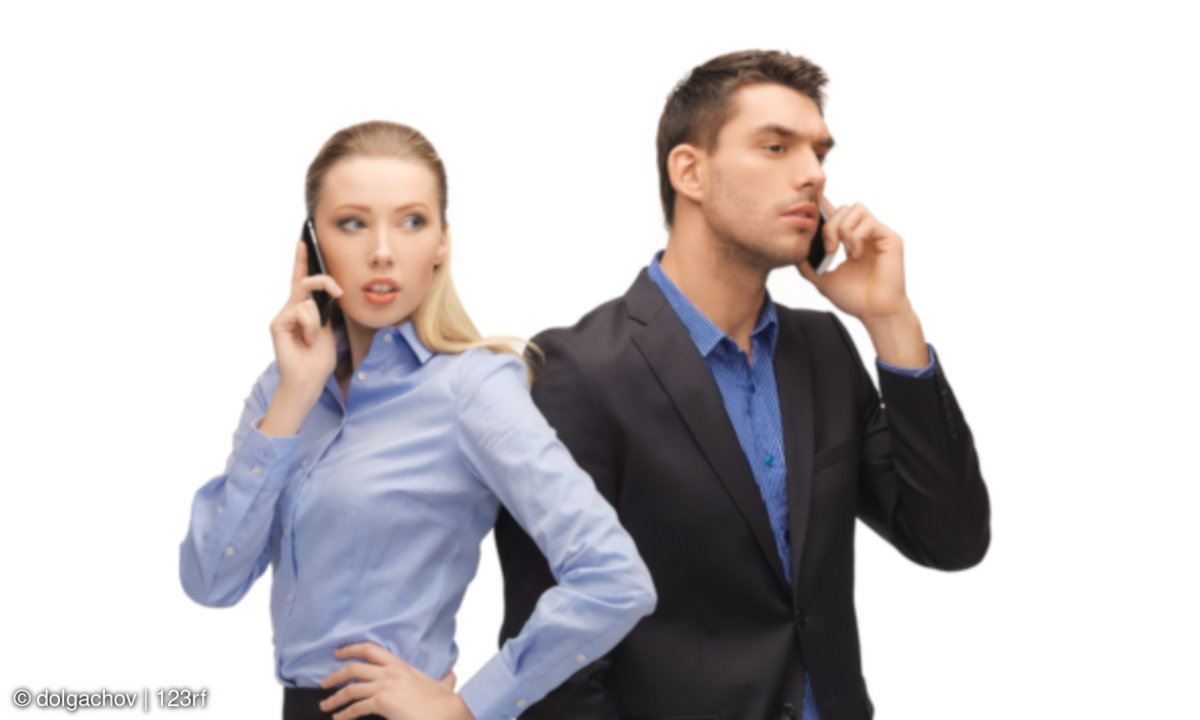 Mann und Frau mit Smartphone