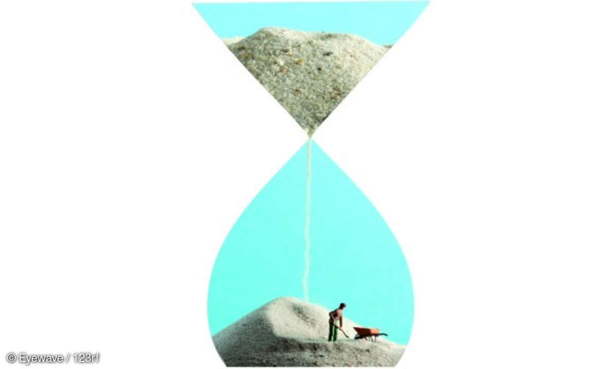 Sanduhr, Mann schaufelt Sand