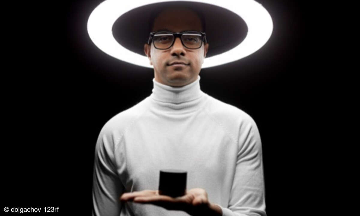 Mann hält Smart Speaker