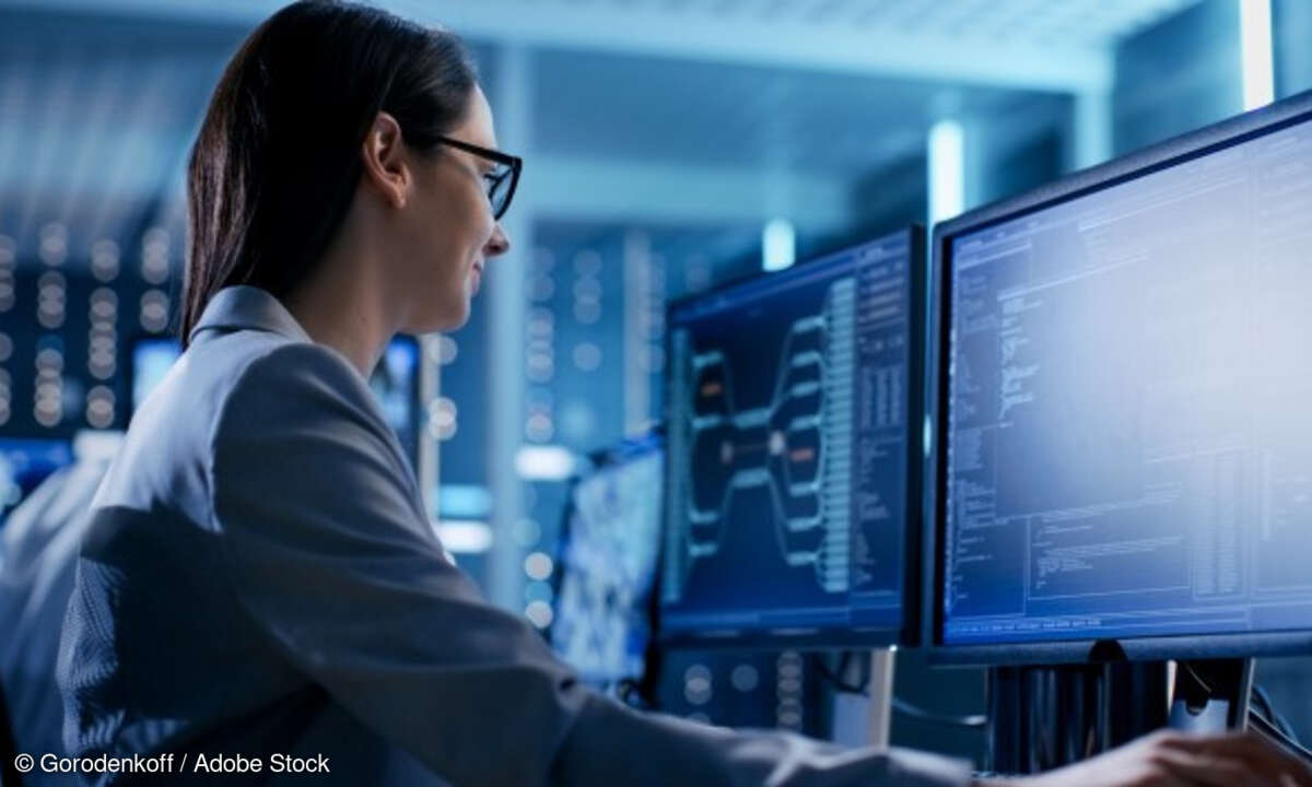 Monitoring, Frau vor Bildschirm