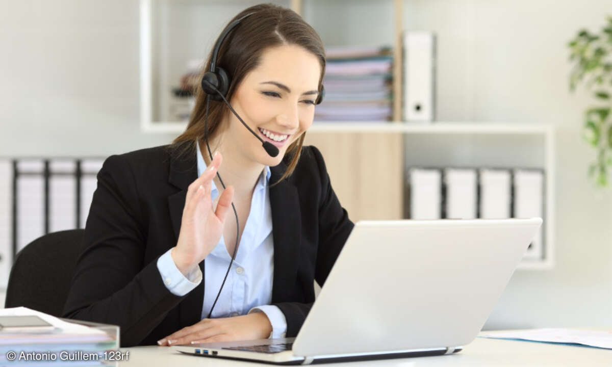 Frau mit Headset, Videokonferenz am Laptop