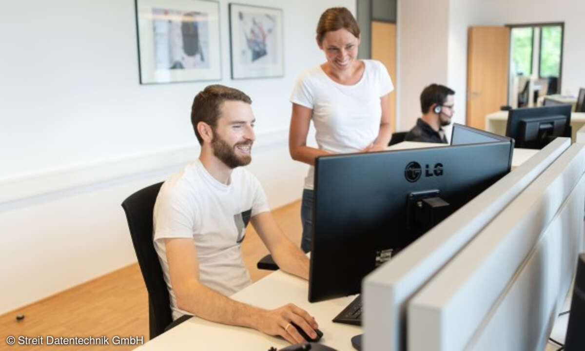 Streit Datentechnik, Menschen vor Monitor, Digitalisierung, Planung und Analyse