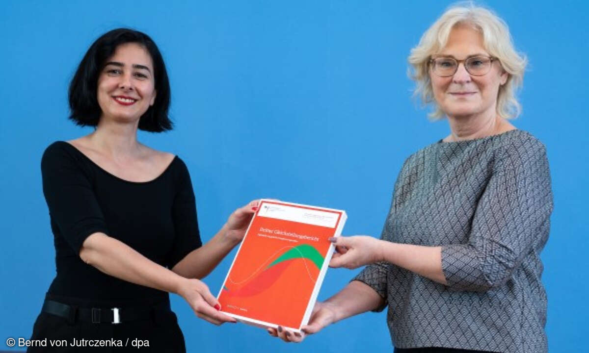 Christine Lambrecht und Aysel Yollu-Tok präsentieren den Gleichstellungsbericht