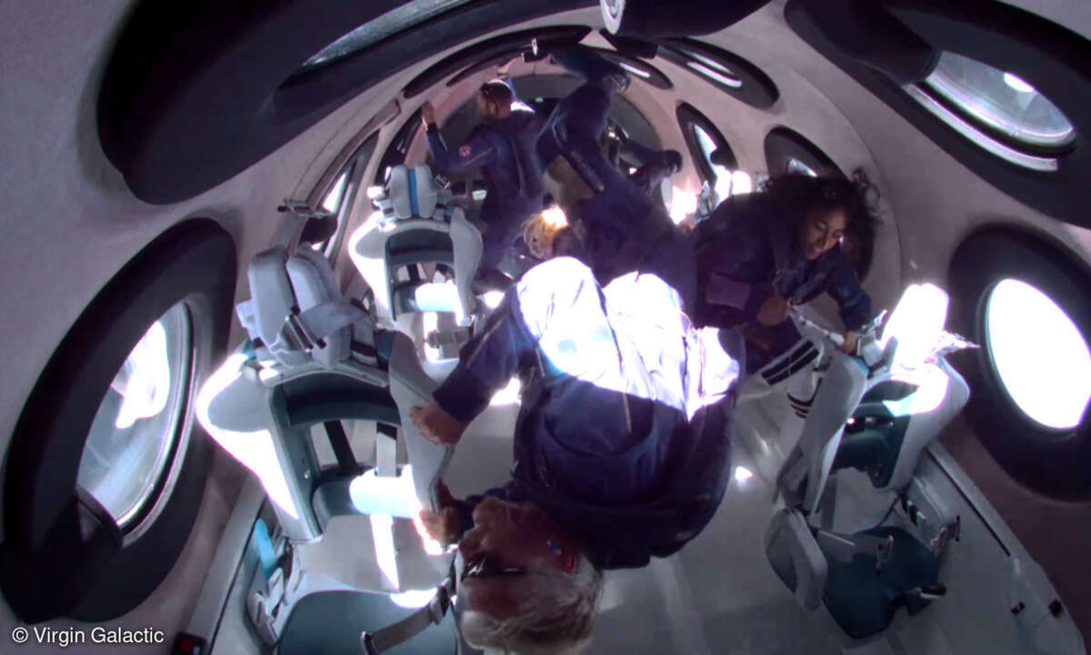 Die Crew der VSS Unity in der Schwerelosigkeit