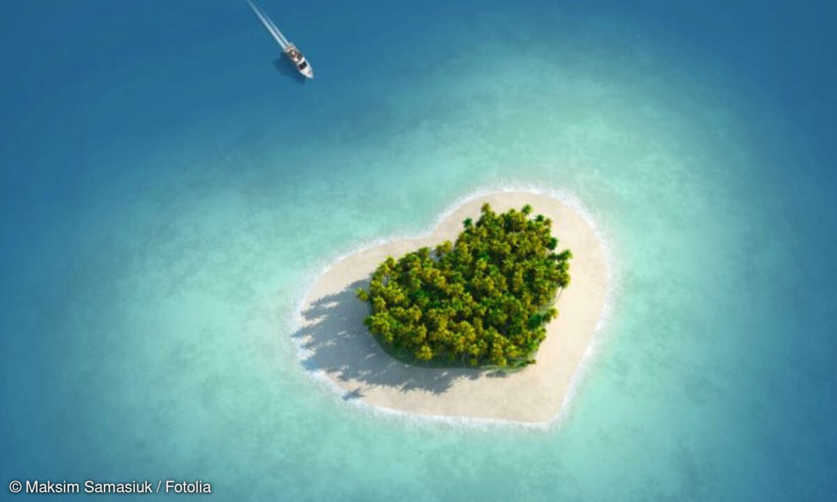 Schiff für zu einer grünen Insel in Herzform