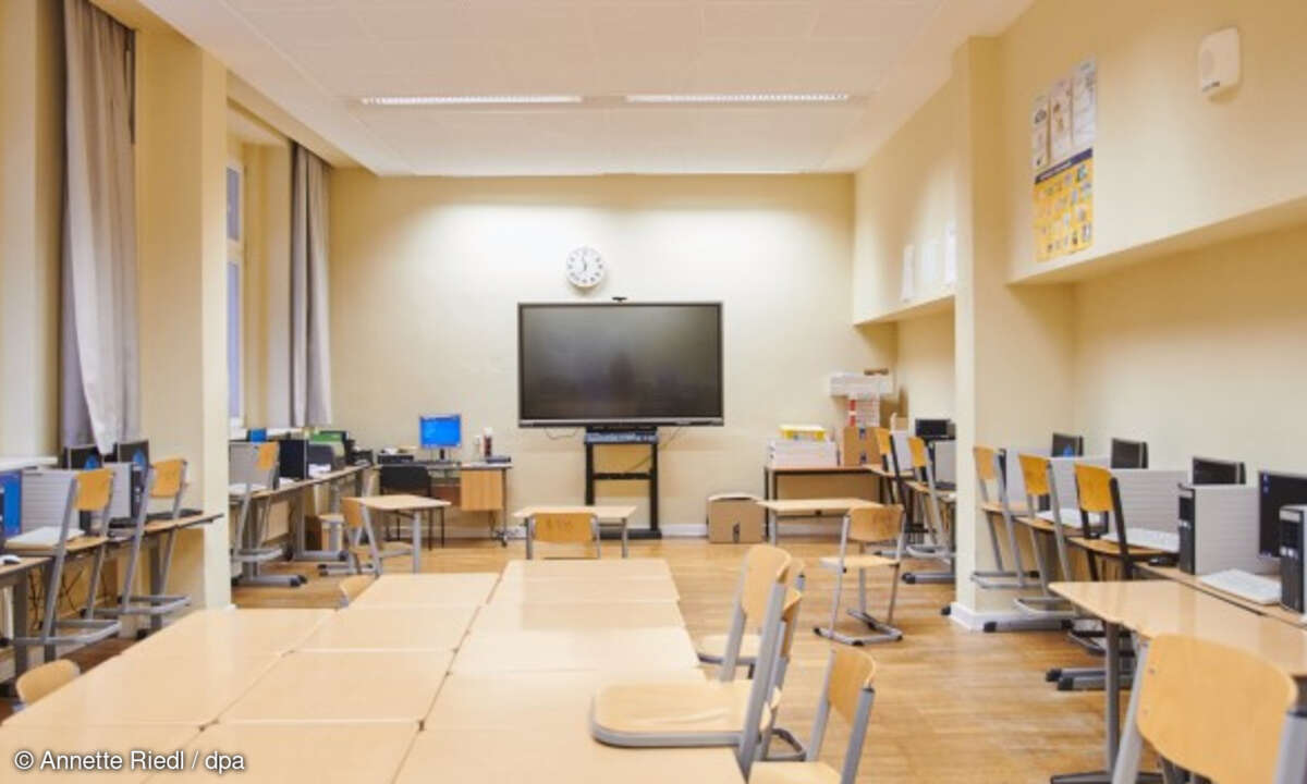 Leerer Computerraum einer Schule