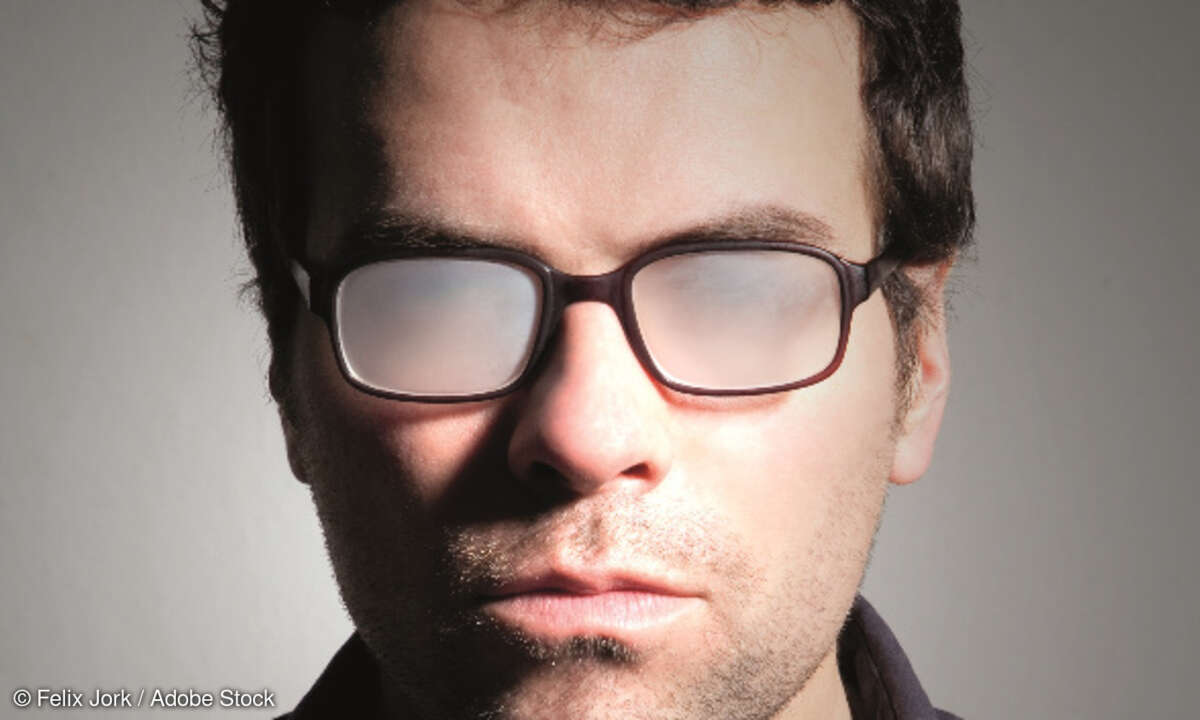 Mann, beschlagene Brille, blind