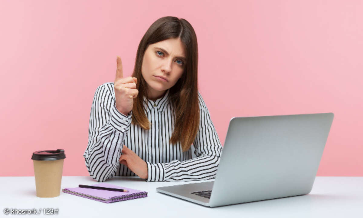 Mahnung, Business-Frau vor Laptop