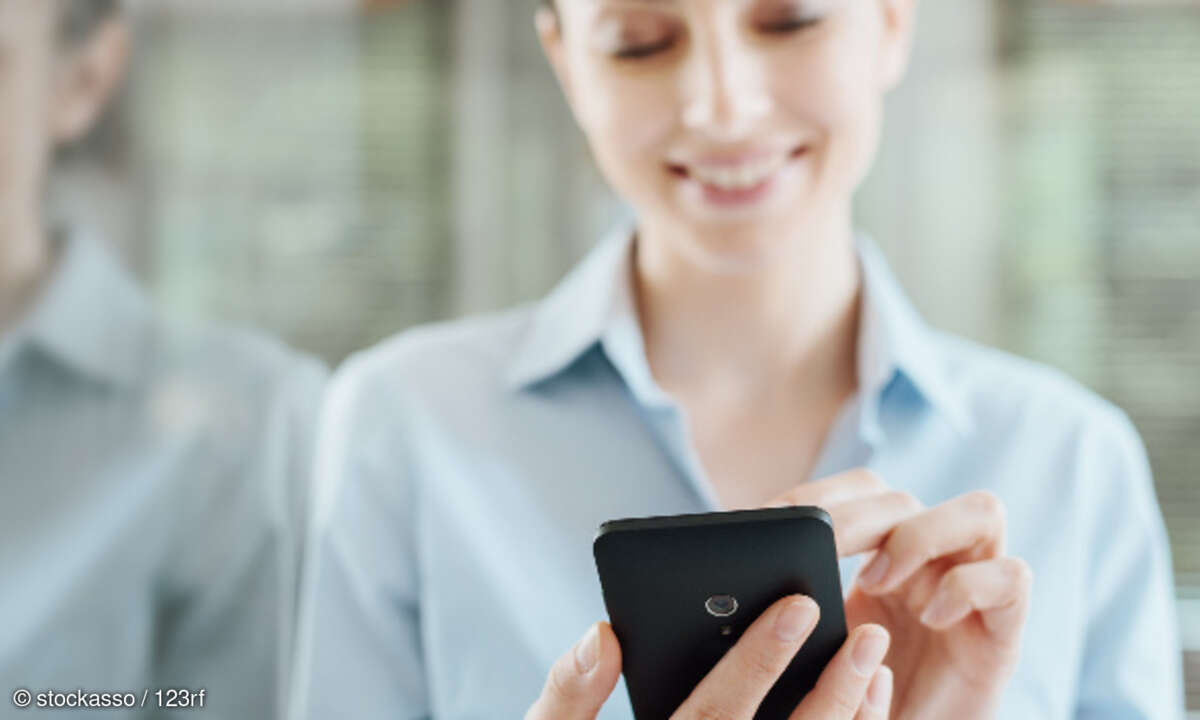 Lächelnde Frau mit Smartphone