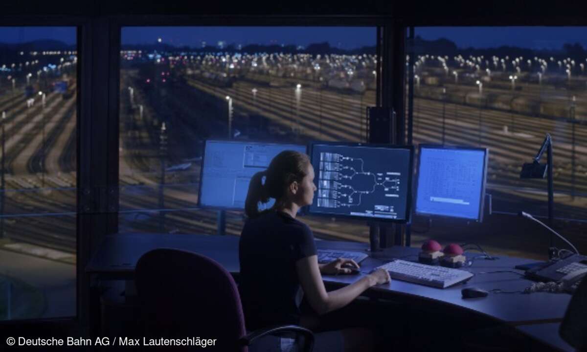 Frau vor Monitoren im Stellwerk im Rangierbahnhof Maschen