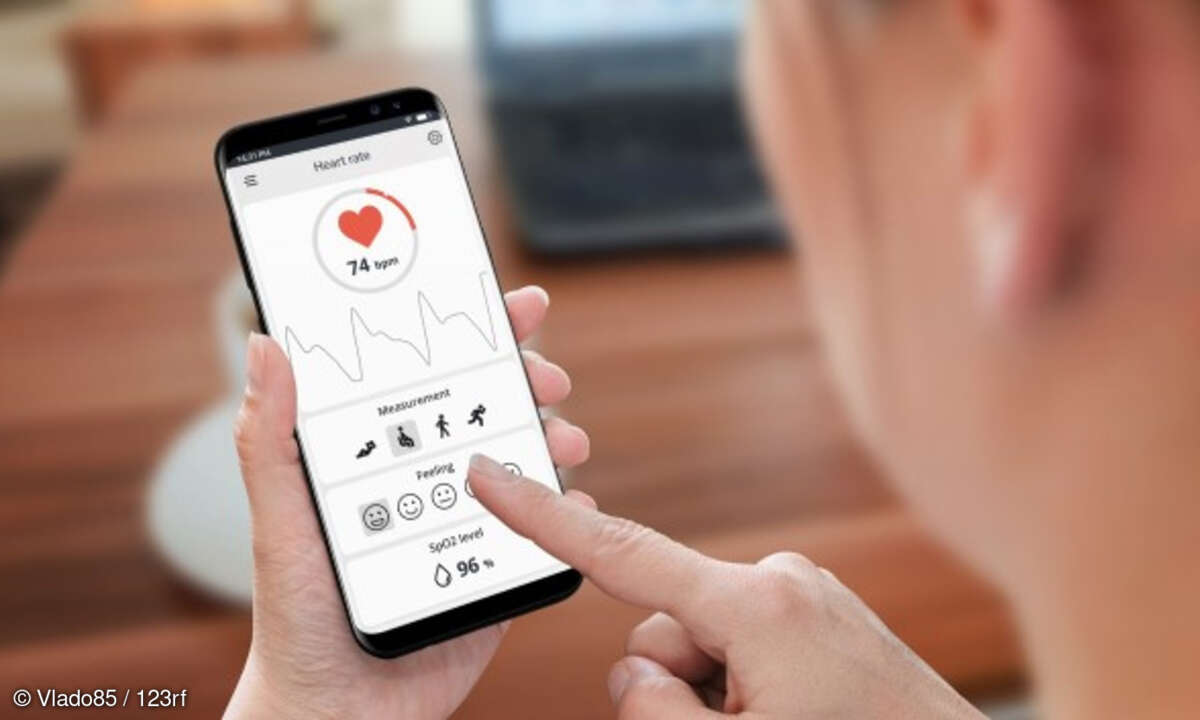 Frau am Smartphone verwendet eine Health-App
