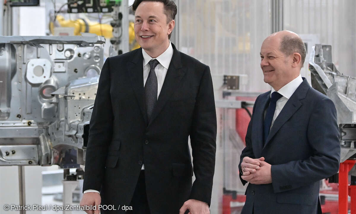 Elon Musk und Olaf Scholz bei der Eröffnung der Tesla-Fabrik