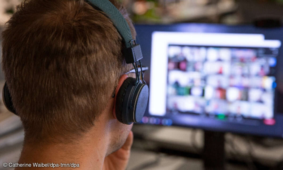 Mann mit Headset bei Online-Meeting