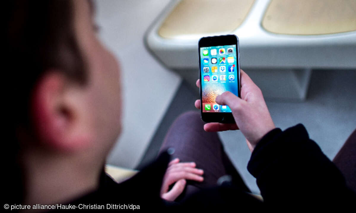 Mann mit Smartphone